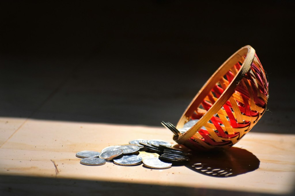 How to make a money bowl: a basket full of coins on a table