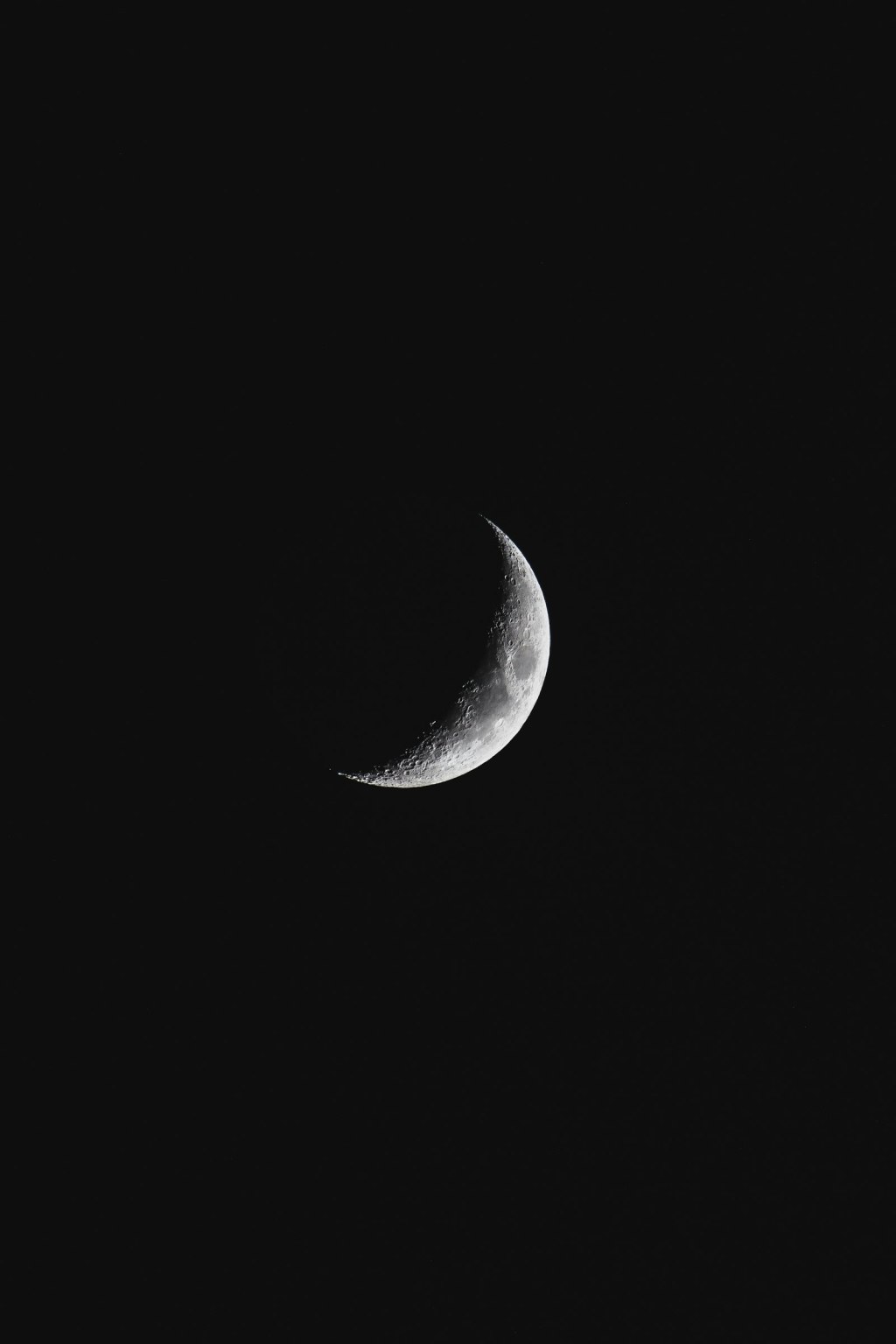 Moon phases in witchcraft: close-up of a crescent moon in the night sky